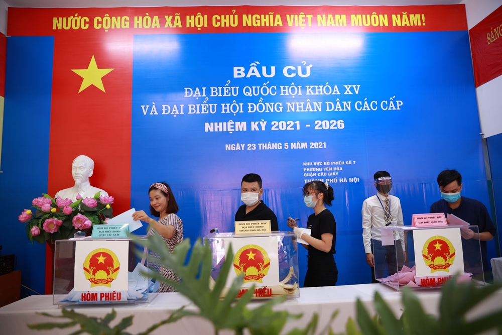 Cử tri tham gia đi bỏ phiếu bầu cử đại biểu đại biểu Quốc hội khóa XV và đại biểu Hội đồng nhân dân các cấp nhiệm kỳ 2021-2026. Ảnh: Viết Chung.